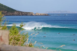 Entorno paradisíaco en la escuela de surf en A Coruña Entorno de las clases de surf en Coruña