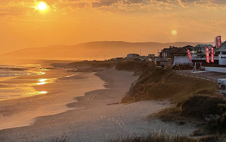 UN SURFCAMP PARA ADULTOS SEGURO Y SOSTENIBLE