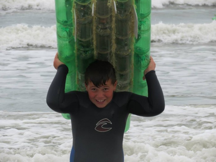 Un Surfista Inventa Tablas De Surf Con Botellas De Plástico