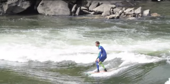 Surf En Olas De Río En Galicia