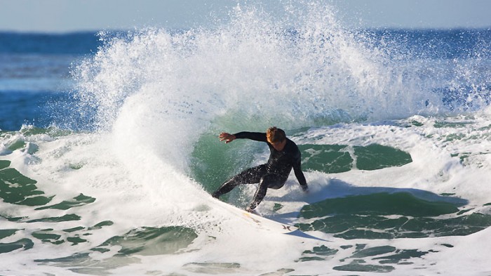 Surfista realizando la maniobra Snap