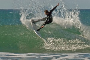 Surfista realizando la maniobra Backside tail slide