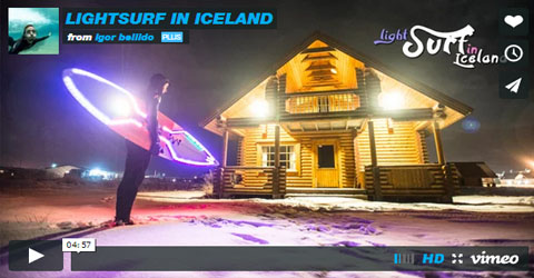 Surf Nocturno Bajo La Aurora Boreal En Islandia