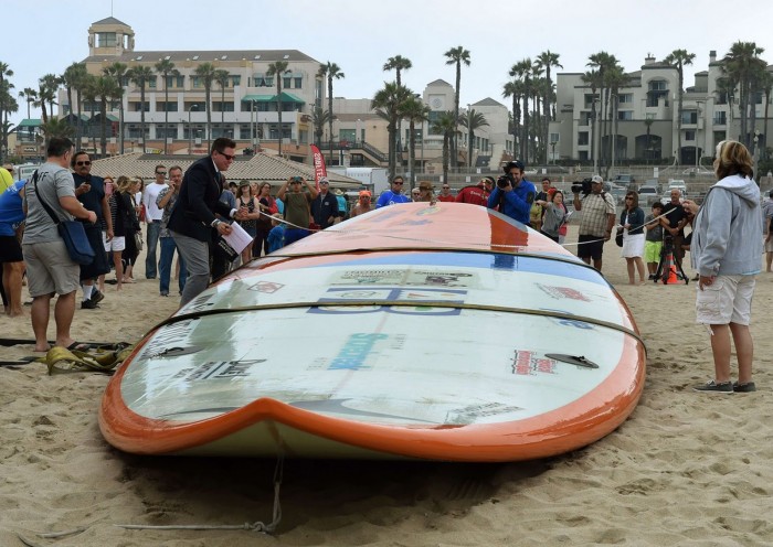 Worlds-largest-surfboard-06