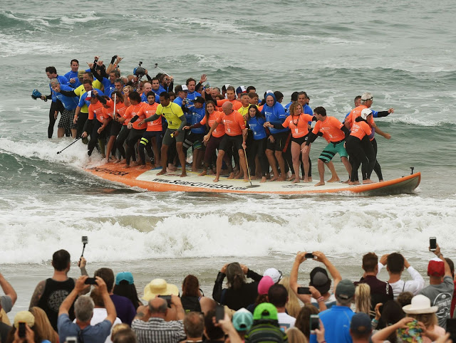 Sesenta y Dos Surfers Sobre La Tabla Más Grande Del Mundo