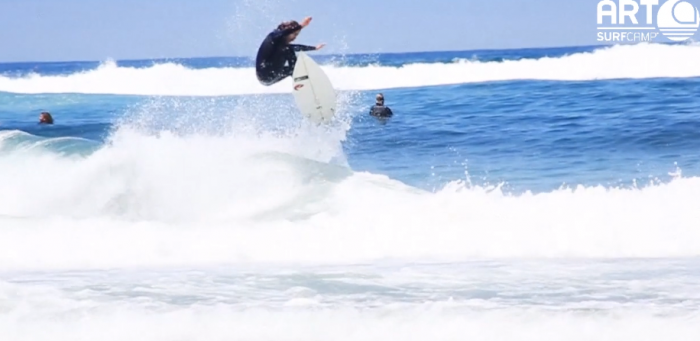 Cogiendo olas en Surftrip Costa da Morte