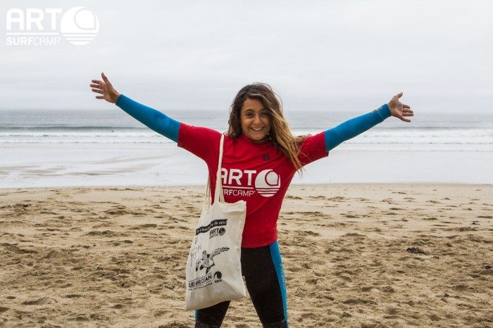 Alumna con la bolsa surf and clean