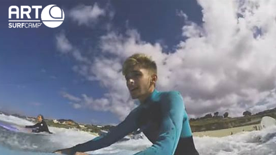 Guillermo Campra surfea en Artsurfcamp