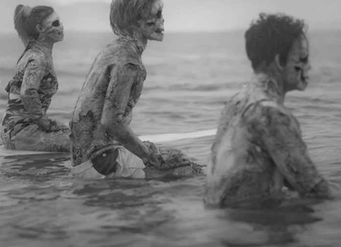 Este Video De Zombies Surfeando Es De Las Cosas Más Raras Que Hemos Visto