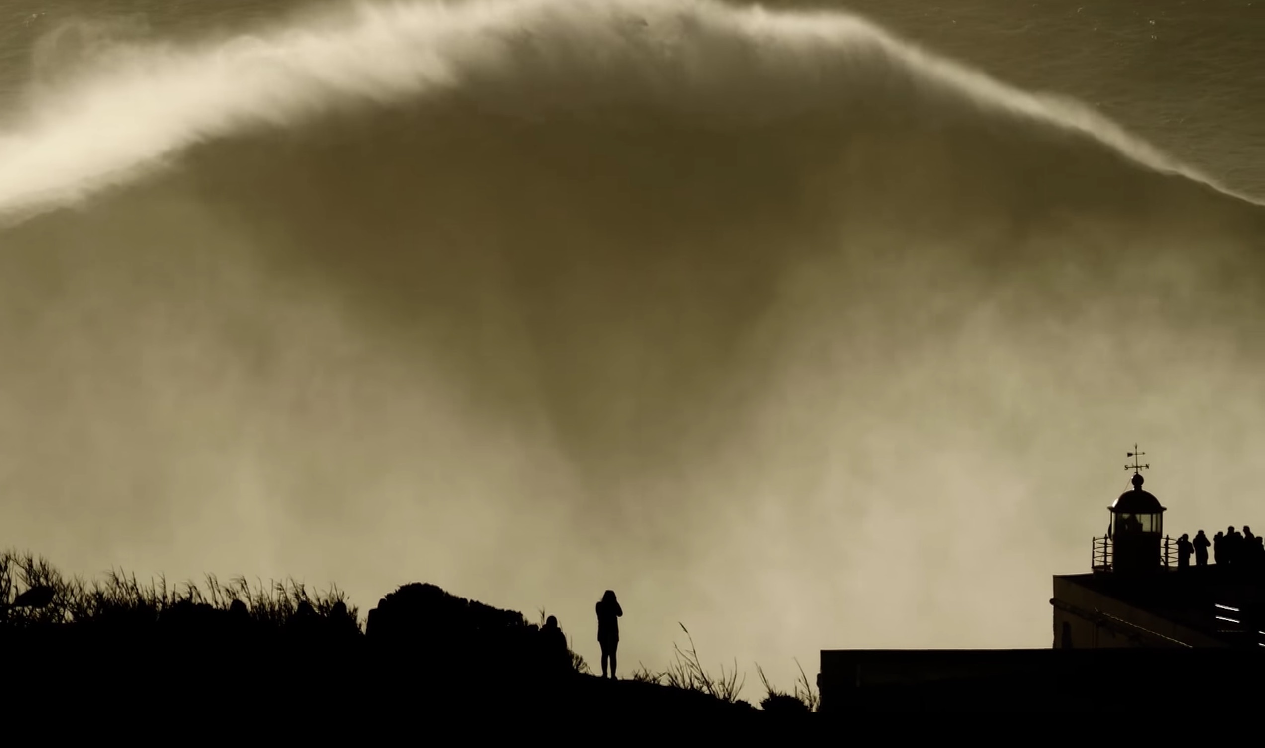 nazare ola gigante surf hugo vau silueta fotografa surfista faro portugal