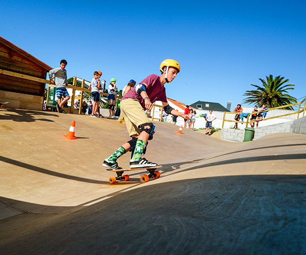 Joven practicando skate en Art Surf Camp