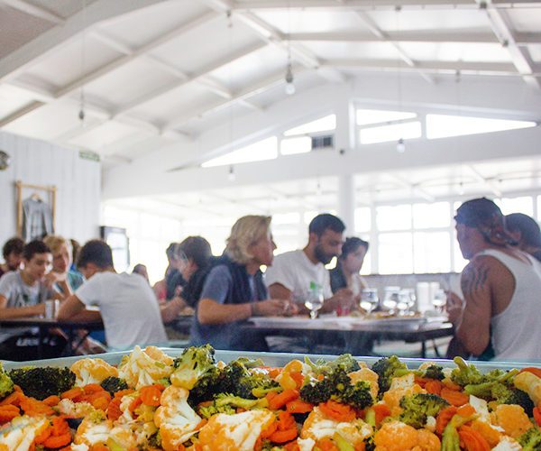 comida en la escuela de surf para gente de madrid