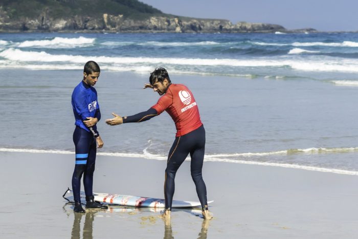 Monitores surf de los campamentos de verano en Carballo