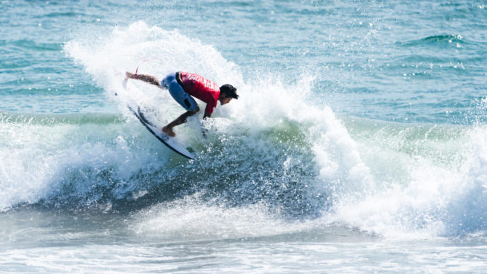 Surfista realizando la maniobra Backside tail slide