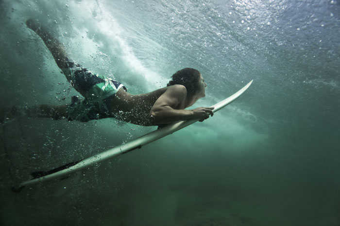 Surfista realizando la maniobra Duck Diving