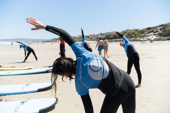 Ejercicios en los campamentos de surf para principiantes