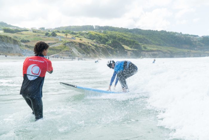 Instructor en el surf camp principiantes