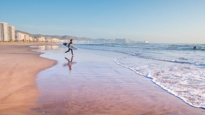 Surf En Valencia: Descubre Las Mejores Playas Para Aprender Surf