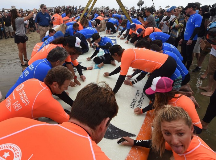 Worlds-largest-surfboard-04