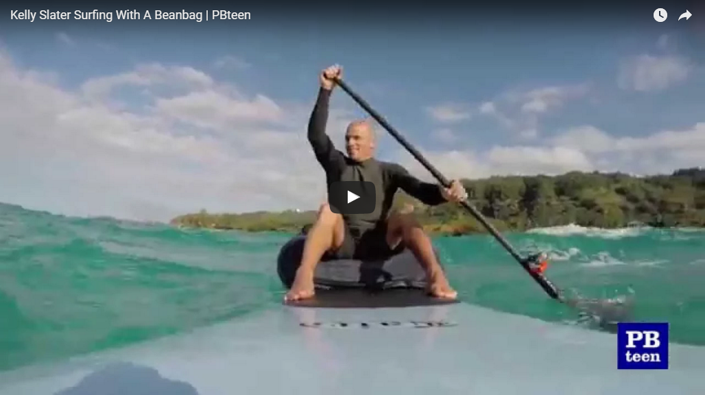 Kelly Slater Surfeando Sentado En Un Puf