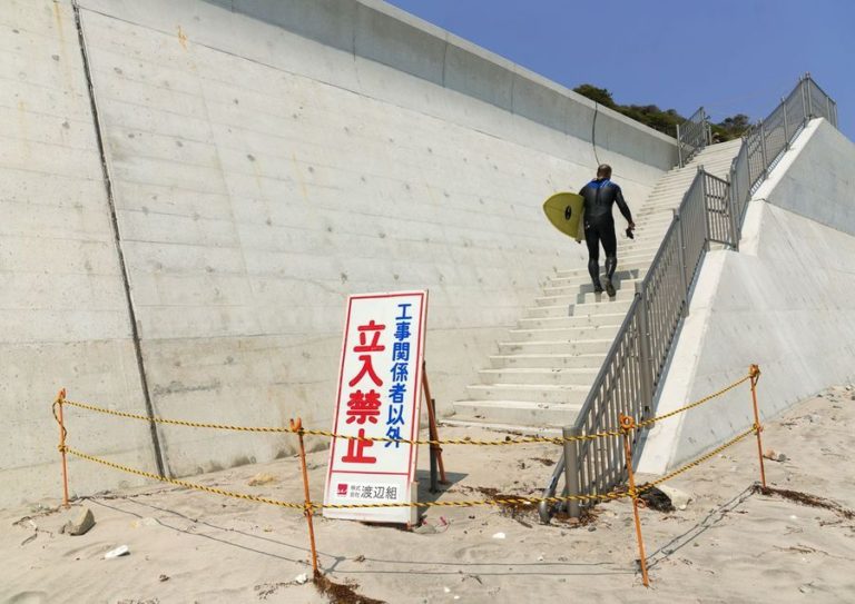 Surfistas Japoneses Surfean Olas Radiactivas