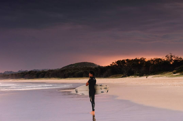 Dani Valera, Miembro De Artsurfcamp, Guiado Por Las Olas En Australia